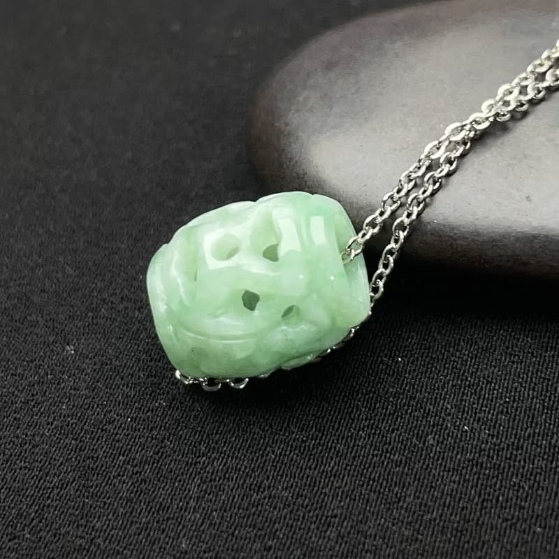 冰糯飄綠翡翠雕花路路通項鍊 | 天然緬甸玉翡翠A貨