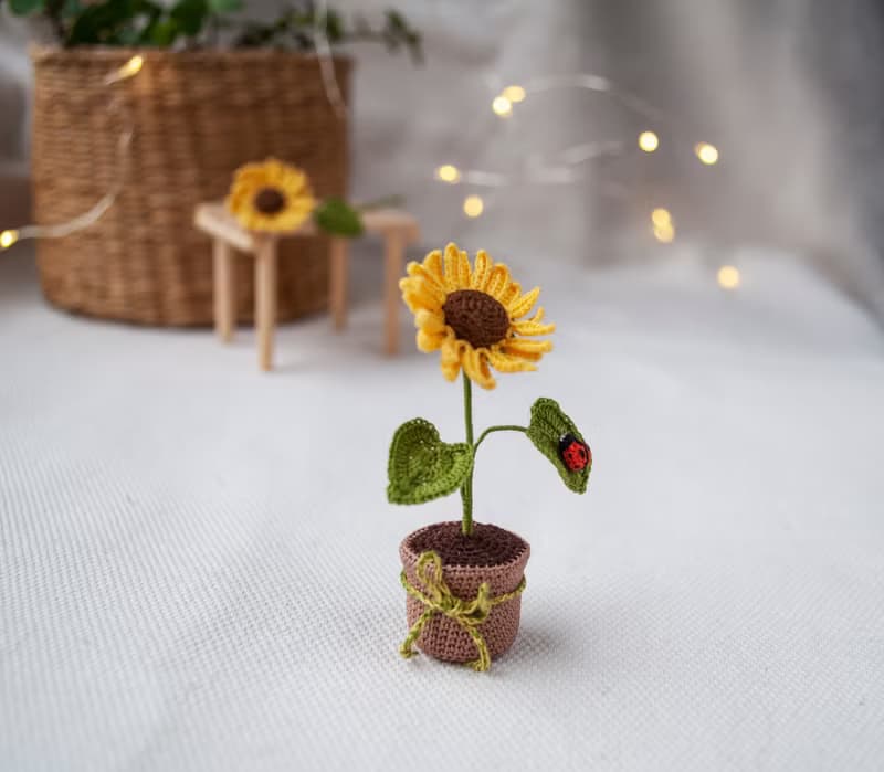 盆中的微型向日葵和瓢蟲鮮花禮物童話花園禮物