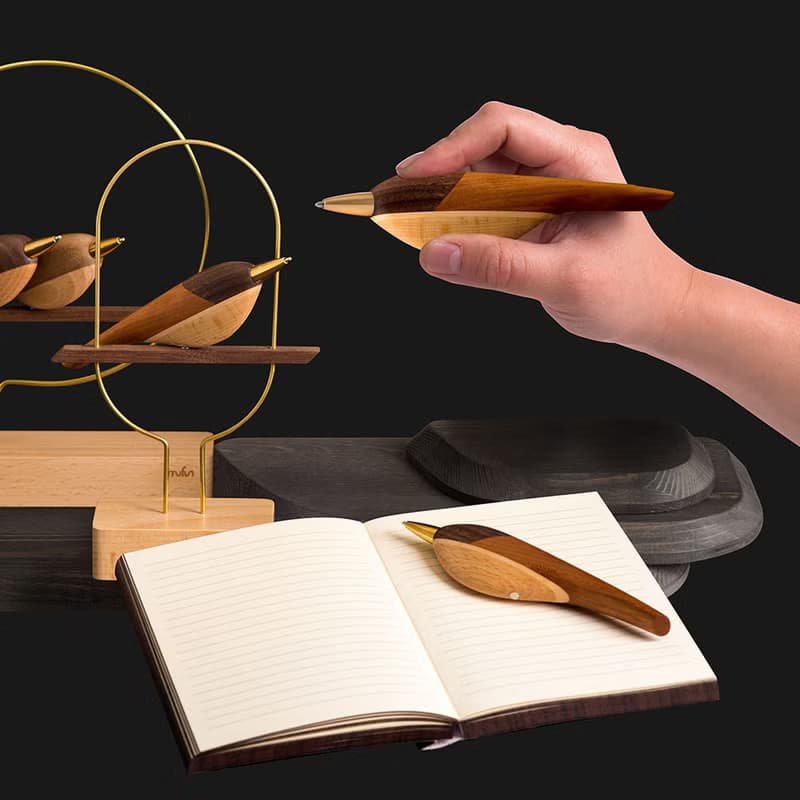 啄墨【伯勞鳥】單筆 + 筆架 - 兼具擺飾與書寫的原木手工藝筆