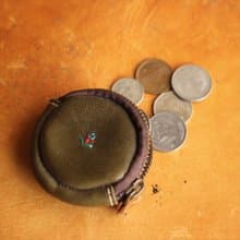 【スリムなSurina /  マチ大きめのMacarnaで選択】マカロン型コインケース【革6色と糸12色で選択】無料で名入れ・刺繍・糸色カスタム / 日本製