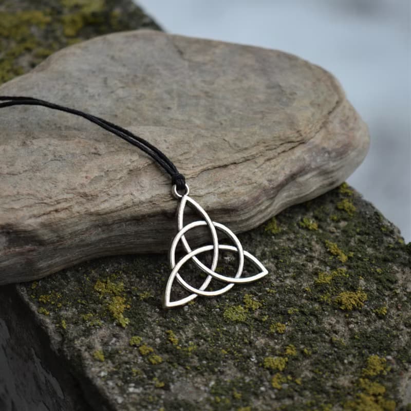 Triquetra 黑色繩項鍊 凱爾特結 triquetra 可調節項鍊