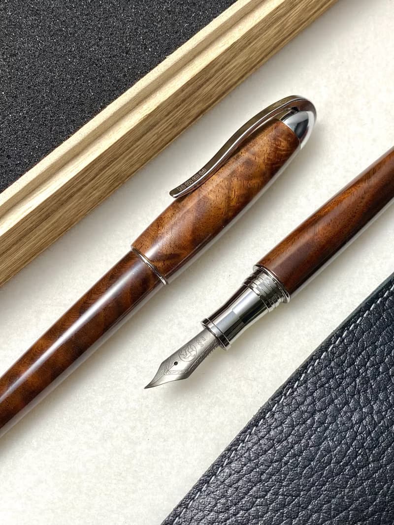 3952老山羊-那魯灣 胡桃木樹瘤 高清高亮版 書法鈦尖系列鋼筆