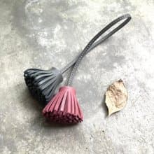 皮革流蘇吊飾  乾燥玫瑰/灰