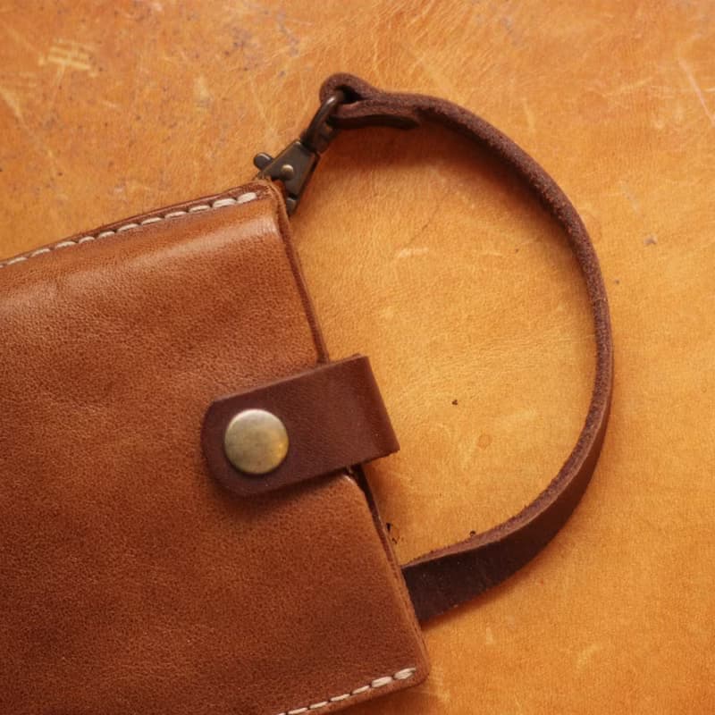 吊り下げスマホポーチ【3サイズ×革6色】・12色のミシン糸・刺繍カスタム無料 / ネーム有料 / 日本製 // sb-9