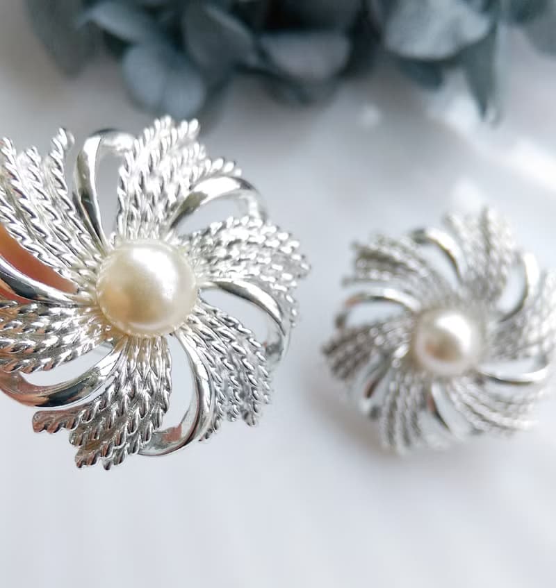 Vintage Jewelry  SARAH COV Silvery Sunburst 夾式耳環