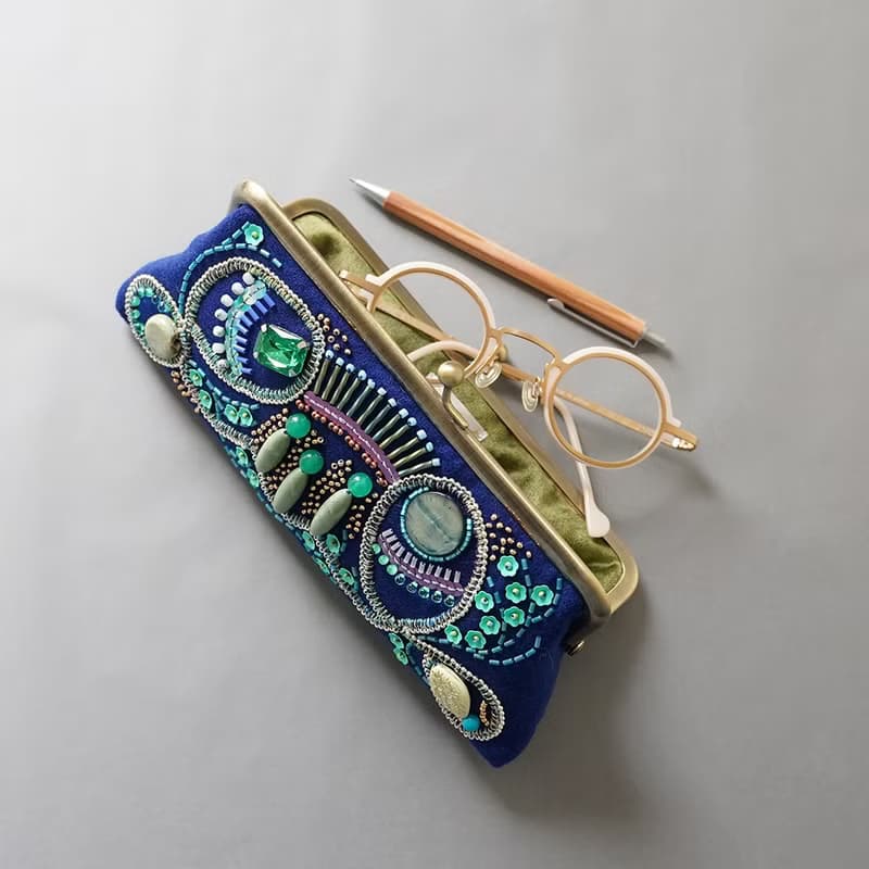 眼鏡ケースにも　ビーズ刺繍のペンケースがま口 18　ブルー　一点もの　送料無料　クリスマス　母の日　ギフト