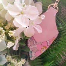 本革ー手縫いーリバテープリントのポケット付きキーホルダーピンク－花柄ーパール