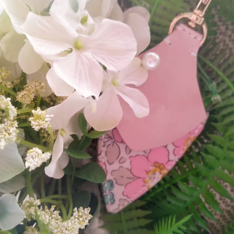 本革ー手縫いーリバテープリントのポケット付きキーホルダーピンク－花柄ーパール