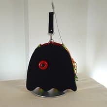 黑色與紅色帆布紅眼手提包。可愛外觀像是奔跑的小精靈的鬼。