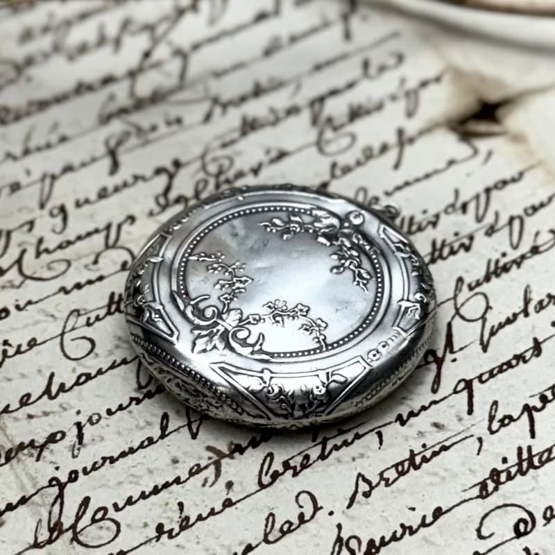 50688-迷人19世紀末法國純銀花卉雕刻項鍊墜飾盒-不含鍊