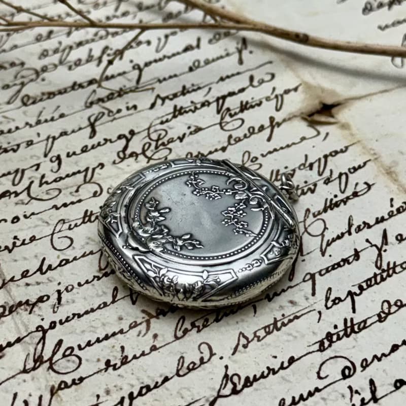 50688-迷人19世紀末法國純銀花卉雕刻項鍊墜飾盒-不含鍊