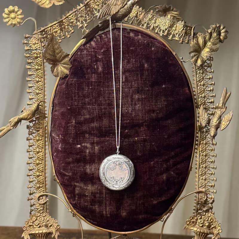 50688-迷人19世紀末法國純銀花卉雕刻項鍊墜飾盒-不含鍊