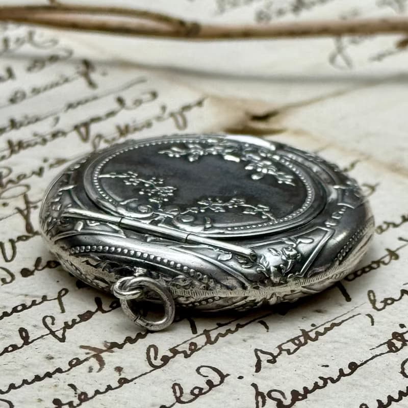 50688-迷人19世紀末法國純銀花卉雕刻項鍊墜飾盒-不含鍊