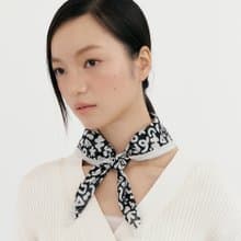 【Ven & Qu】黑色花瓣銀蓮棉絲方巾 51×51 cm