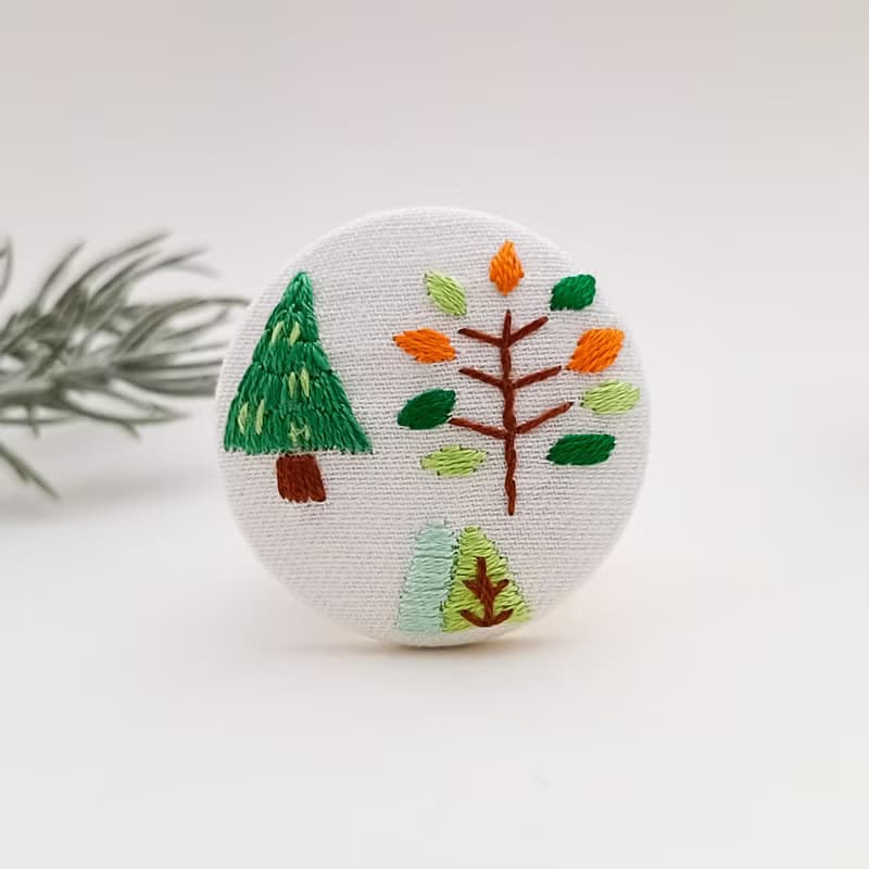 北欧柄の森刺繍ブローチ