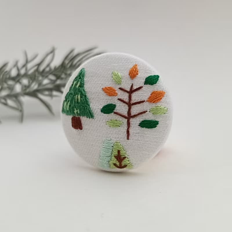 北欧柄の森刺繍ブローチ