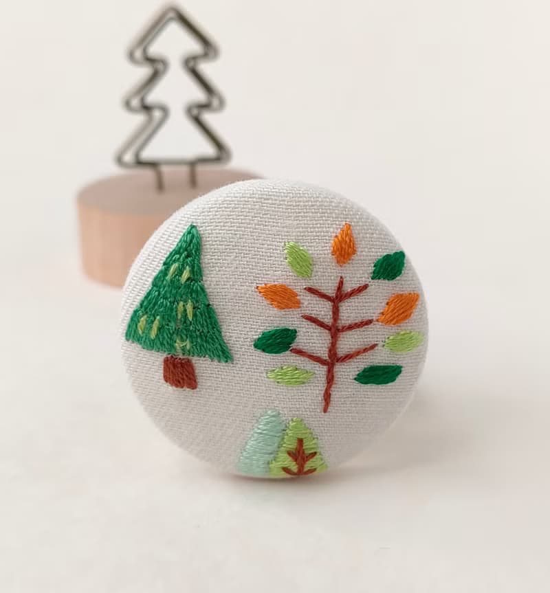 北欧柄の森刺繍ブローチ