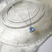 三角月光石銀項鍊  強藍光寶石級  925純銀  6月誕生石  手作