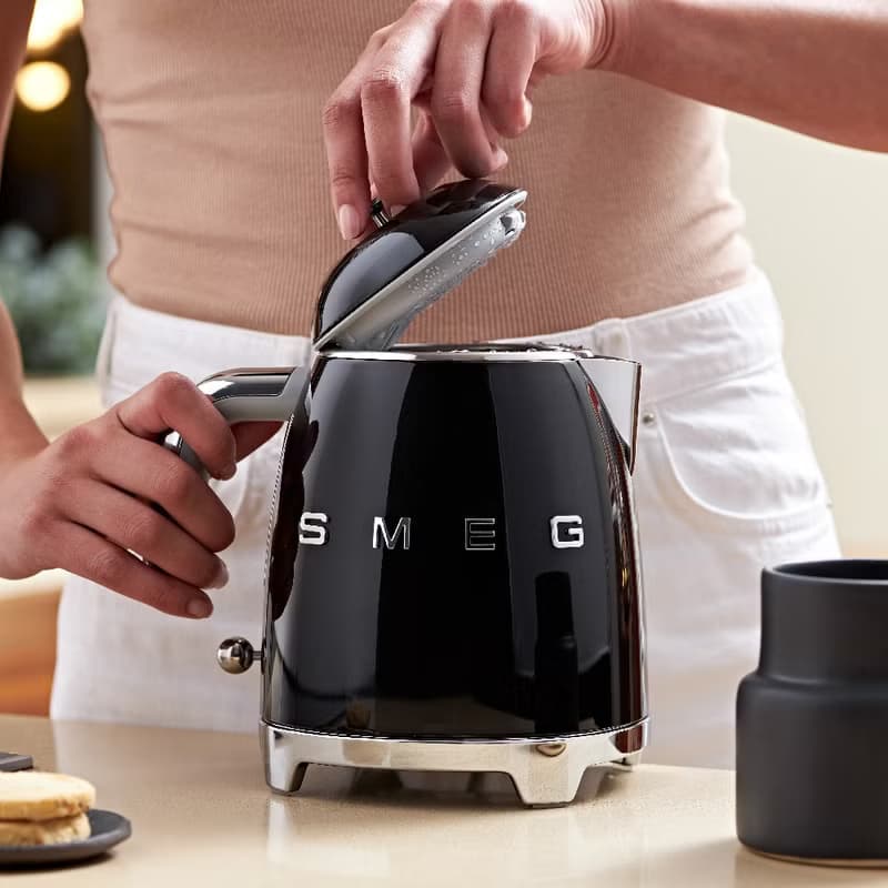 【SMEG】義大利復古0.8L迷你電熱水壺-耀岩黑