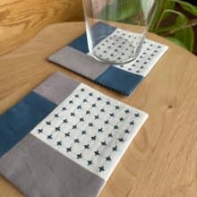 刺し子コースター2枚セット　パッチワーク十字　刺繡杯墊　グレージュ　ティールブルー　刺繍　日本ハンドメイド　贈り物　カフェ　キッチン　布小物　シンプル