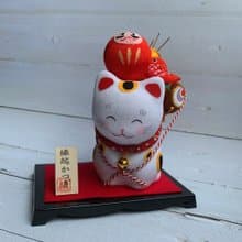 背著吉祥物的微笑招財貓-達摩/太鼓/魚