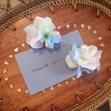 カラフルなキャンディをモチーフにしたお花と揺れるコットンパールのイヤリング。"candy"