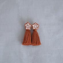秋葵流蘇・手工刺繡耳環 - 肉桂橘