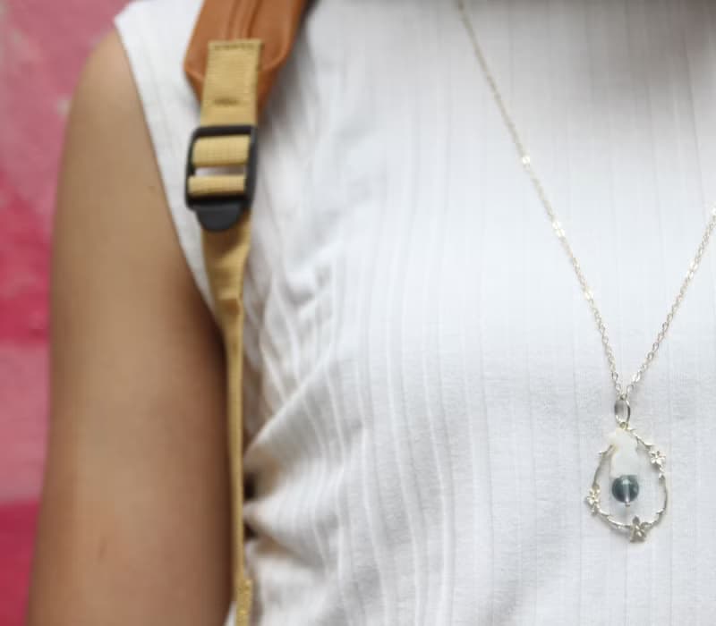 紫藍螢石, 貝母小兔,小瑪瑙石, 鍍銀花圈, 925純銀 長項鍊 flourite, lapin shape mother pearl, small agate stone in silver-plated flower ring, with 925 silver necklace