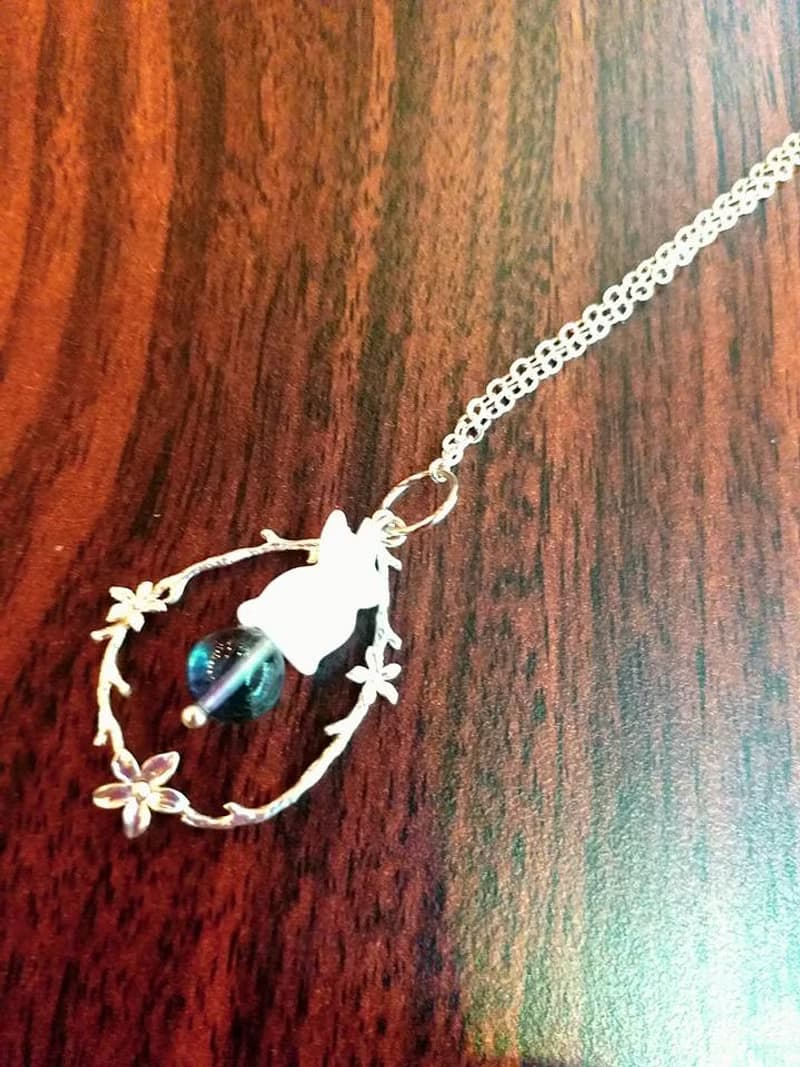 紫藍螢石, 貝母小兔,小瑪瑙石, 鍍銀花圈, 925純銀 長項鍊 flourite, lapin shape mother pearl, small agate stone in silver-plated flower ring, with 925 silver necklace