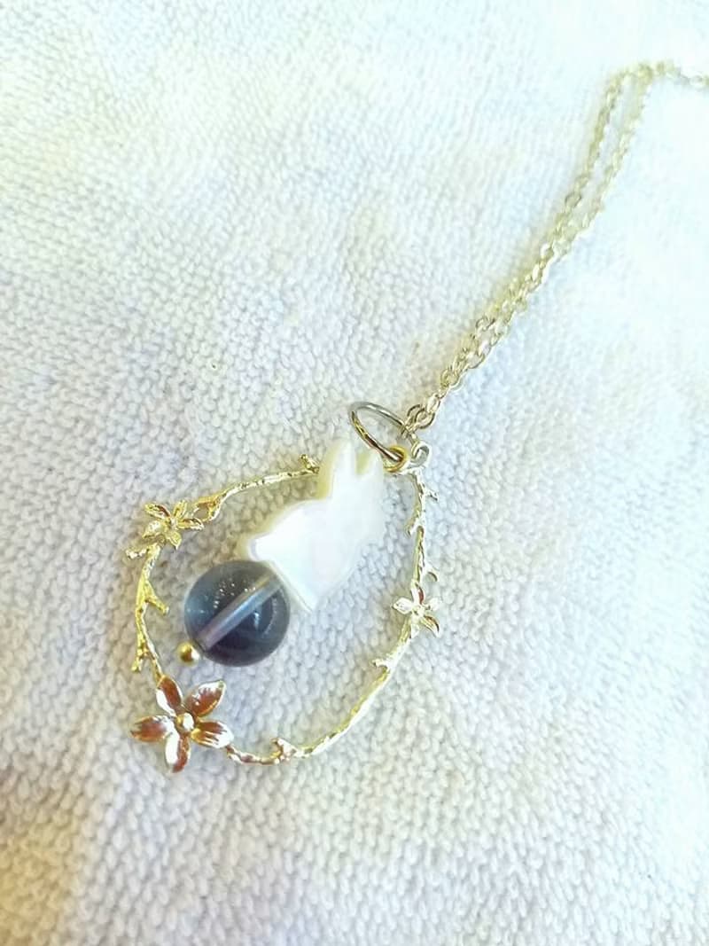 紫藍螢石, 貝母小兔,小瑪瑙石, 鍍銀花圈, 925純銀 長項鍊 flourite, lapin shape mother pearl, small agate stone in silver-plated flower ring, with 925 silver necklace
