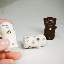 林函葦藝術白瓷印章-青花白瓷招財貓 彩色寶石、描金
