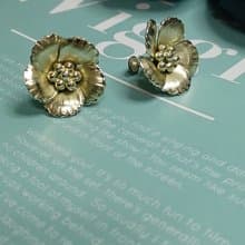 vintage jewelry  Coro 淡金紋理花卉 夾式耳環
