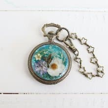 森の花畑 懐中時計風バッグチャーム　ハチドリ・スカイブルー・金古美