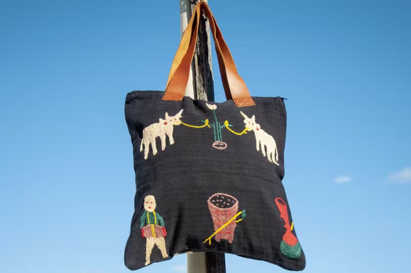手縫純棉布側背包 刺繡手提包 手工刺繡肩背包 手繡包-彩虹動物
