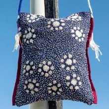 手縫純棉布側背包/刺繡斜背包/刺繡肩背包/indigo手縫藍染包-花朵
