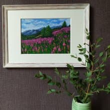 盛開的阿爾泰山。一片生氣勃勃的紫色柳蘭田。獨一無二的藝術品