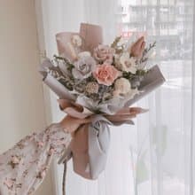 低彩度灰粉永生花束