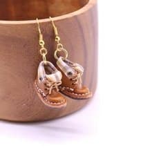 ゆらゆら揺れる小さな革ブーツのピアス｜チョコ裏地付