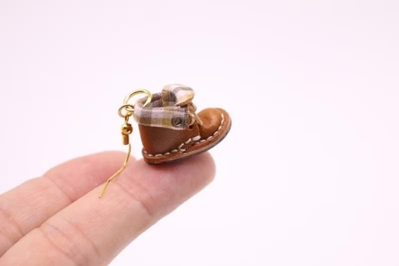 ゆらゆら揺れる小さな革ブーツのピアス｜チョコ裏地付