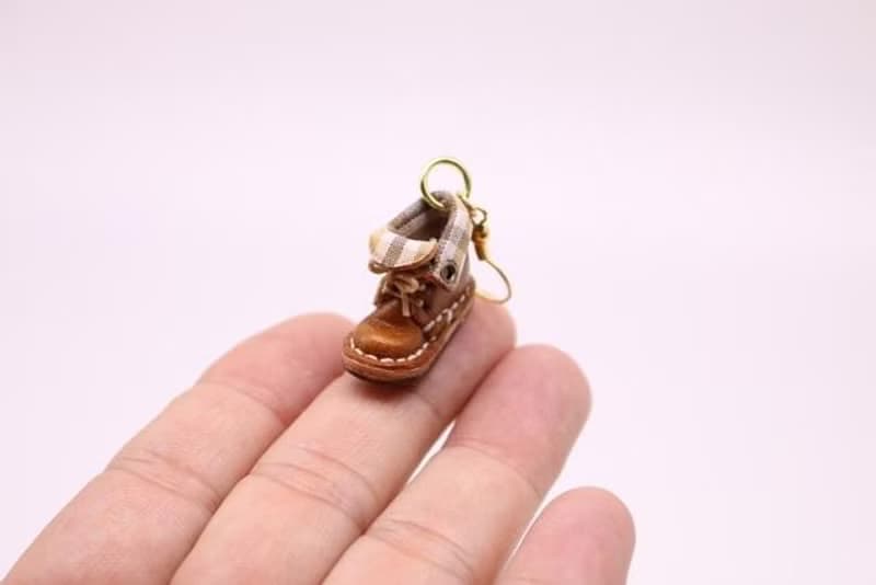 ゆらゆら揺れる小さな革ブーツのピアス｜チョコ裏地付