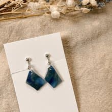 鷹翅藍天 / 不規則幾何 / 手繪【熱縮片】耳飾