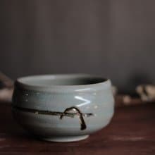 青瓷茶碗 l 繪鐵刻紋
