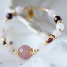 初春。草莓晶 馬粉晶 石榴石 月亮石 天然石 水晶手鍊