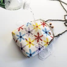 檜木釦手機包 小廢包 斜背包 防潑水 - 繽紛花海 白 小紅帽