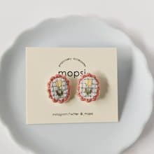 黄色いチューリップ　刺繍ピアス/イヤリング