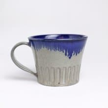 明芽窯 l 柴燒灰藍流釉刻紋把杯 灰 藍 咖啡杯 陶杯 杯子 蒐藏 H8