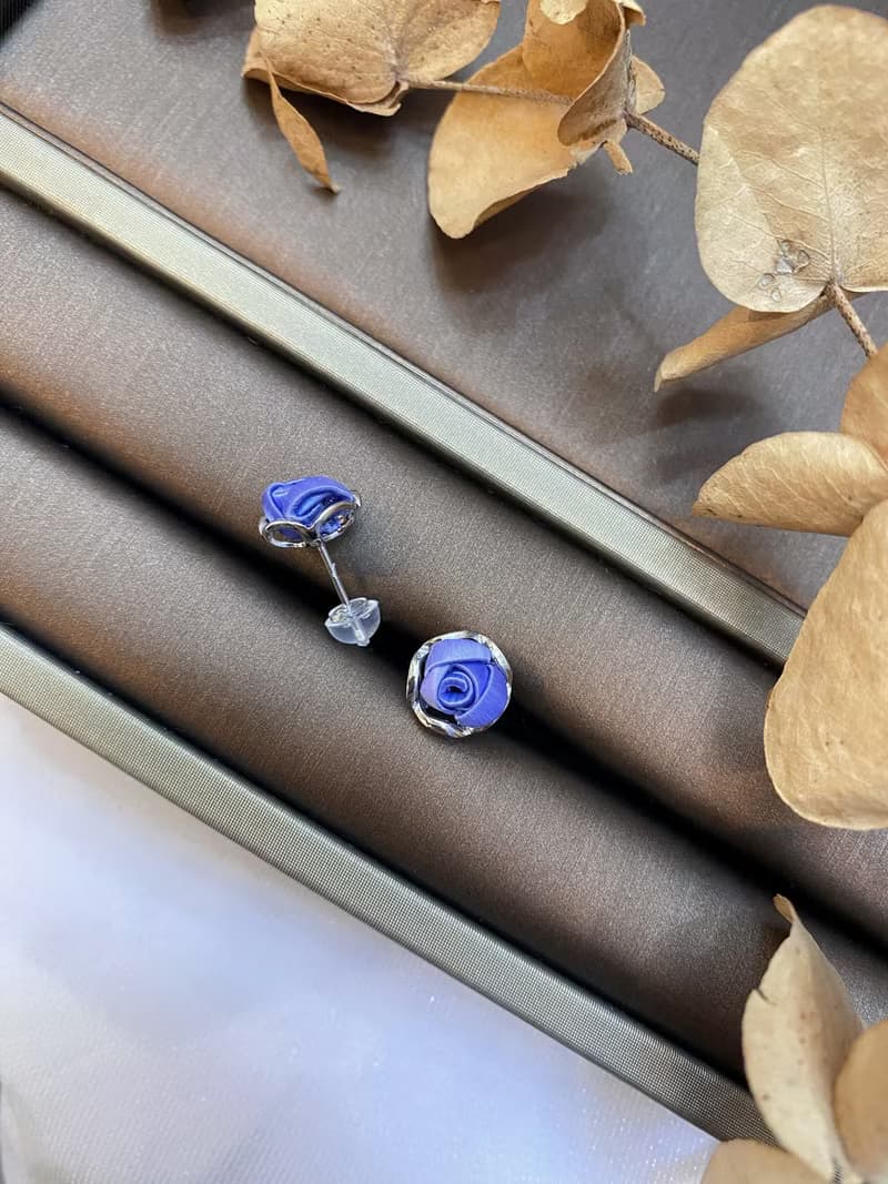 Re-Re蠶絲金工—單朵迷你玫瑰白金耳環 矢車菊藍