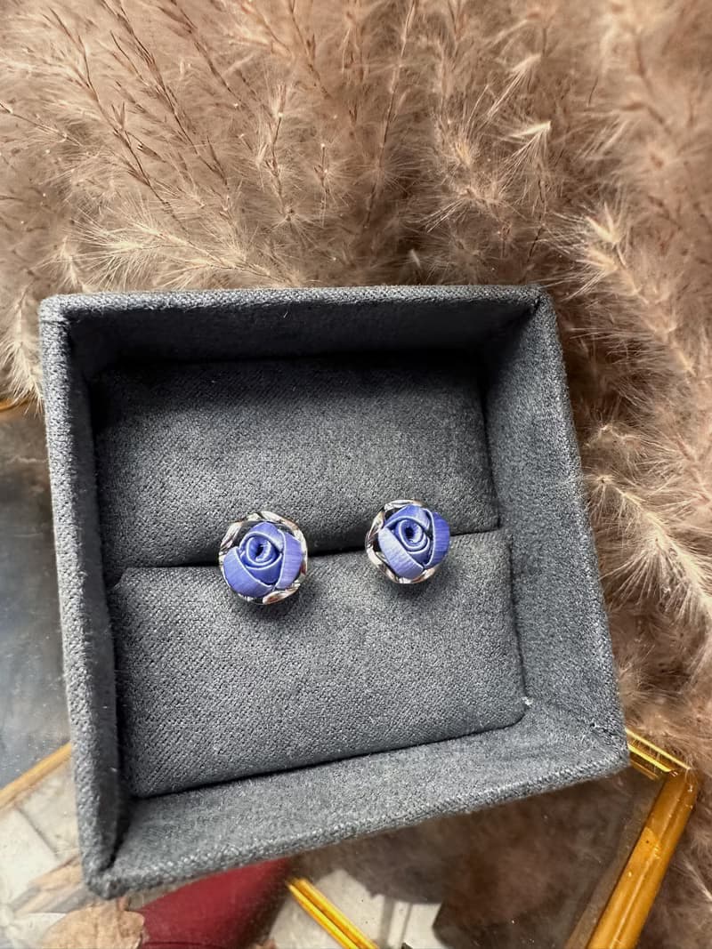 Re-Re蠶絲金工—單朵迷你玫瑰白金耳環 矢車菊藍