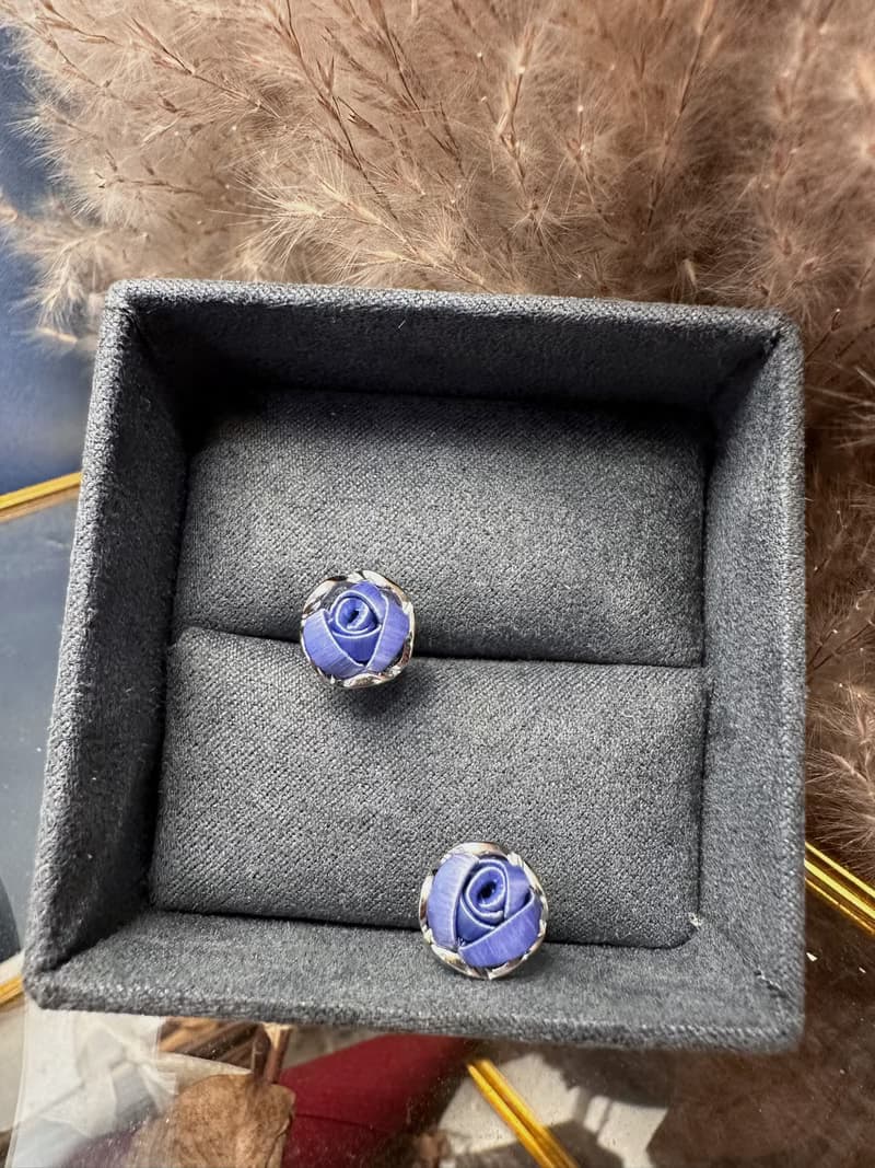 Re-Re蠶絲金工—單朵迷你玫瑰白金耳環 矢車菊藍
