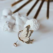 COR-DATE / 米白色烤漆不對稱蝴蝶耳環 / Pinkoi 獨家色